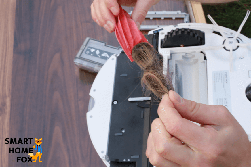 Lange Haare werden von der Bürste des Roborock S7 entfernt